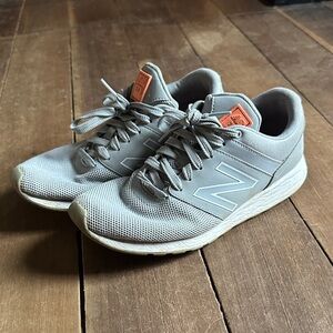 Women’s new balance tennis shoes size 9.5